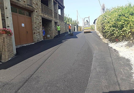 Obras de asfaltado del Camino Pajariel en Toral de Merayo.