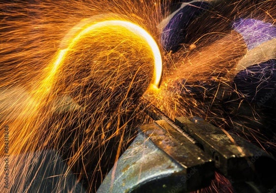 Chispas de una radial cortando metal.