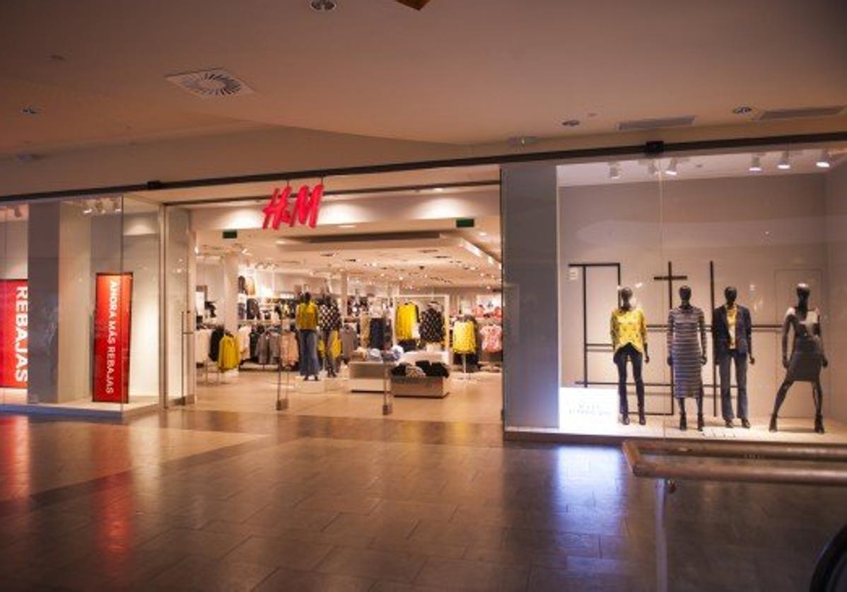Tienda de H&M en el Centro Comercial El Rosal en Ponferrada.