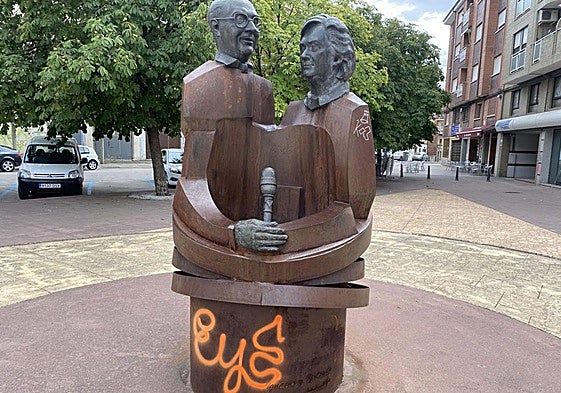La escultura dedicada a Ignacio Linares y Yolanda Ordás con las iniciales de los 'Romeo y Julieta' ponferradinos.