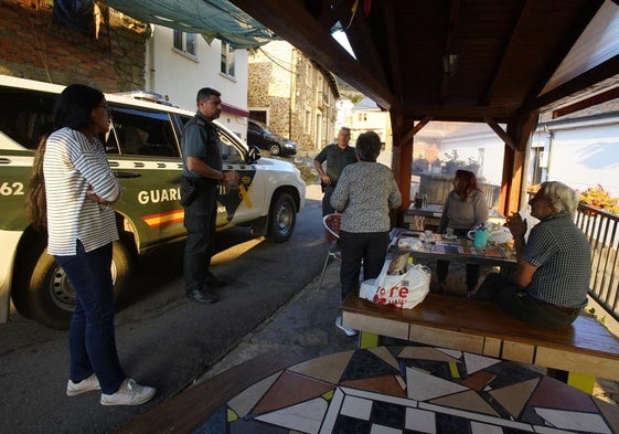 Vecinos de las localidades bercianas de Almagarinos y Tremor de Abajo pasaron la noche en vela por el incendio de Brañuelas.