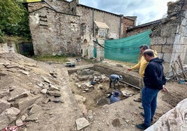 El concejal de Medio Rural y el arqueólogo, en la zona de las excavaciones en el monasterio de Montes de Valdueza.