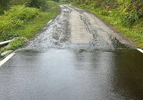 Imagen de los baches que hacen intransitable la carretera de La Cernada y que contrastan con el tramo arreglado por la Diputación.