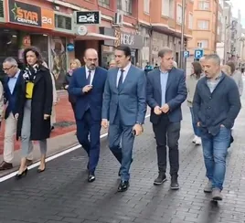 El consejero de Medio Ambiente visitó la recién remodelada calle Gómez Núñez.