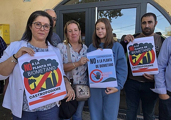 La alcaldesa de Castropodame (I), el pedáneo de Villaverde de los Cestos (D) y los vecinos muestran su rechazo a la planta de biogás.