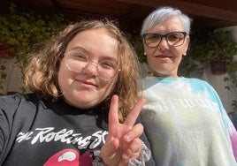 La joven estudiantes del IESVE de Ponferrada, Anaís Fernández junto a su madre, Ana González.