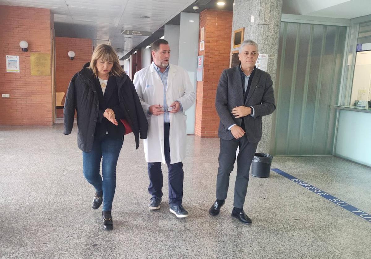 El gerente de la Gasbi (C), el delegado territorial de la Junta y la coordinadora en El Bierzo, durante la visita al hospital.