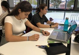 Imagen de algunas de las residentes en la sala de estudio del Colegio Mayor La Tebaida de Ponferrada.