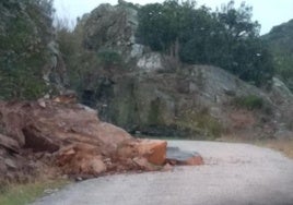 Imagen del derrumbe de rocas y piedras en la carretera LE-5202 entre Quilós y Espanillo.