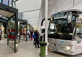Viajeros esperando a subir en un autobús en la estación de Ponferrada.