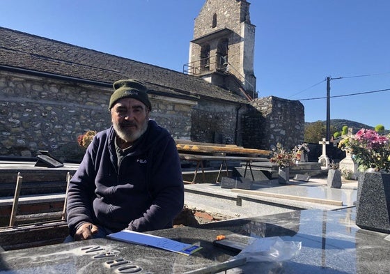 José Antonio Santín, enterrador de Villaverde de la Abadía, muestra su pesar por un desgraciado suceso que ha conmocionado a todo el pueblo.