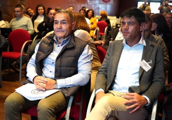 El secretario general de USO, Joaquín Pérez (D), y su homólogo en Castilla y León, Marco Antonio Martínez (I), durante el IX Congreso Regional celebrado en Ponferrada.