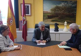 El alcalde de Igüeña se reunió con el delegado territorial de la Junta y la jef del Servicio Territorial de Cultura.