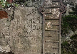 Grabación en cemento de la marca donde llegó el agua en Puente de Domingo Flórez en 1959.