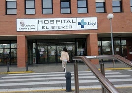 Entrada principal del Hospital Universitario del Bierzo.