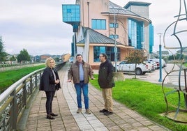 Silvia Franco y José Manuel Pereira acompañan al portavoz del PP en Camponaraya en una visita a la localidad.