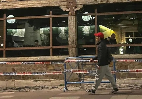 Imagen de los cristales rotos y la zona acordonada en el Hotel Temple de Ponferrada.