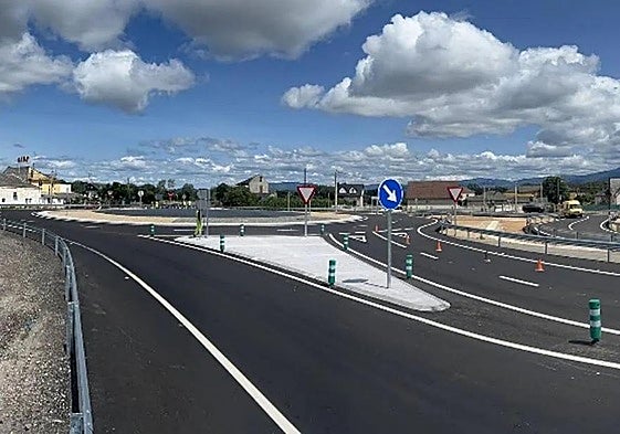 Imagen de la glorieta situada en la carretera Nacional 6 en Carracedelo.