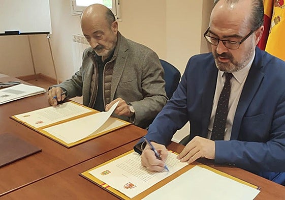 El presidente de la Confederación Miño-Sil (I) y el alcalde de Ponferrada (D), durante la firma del convenio.