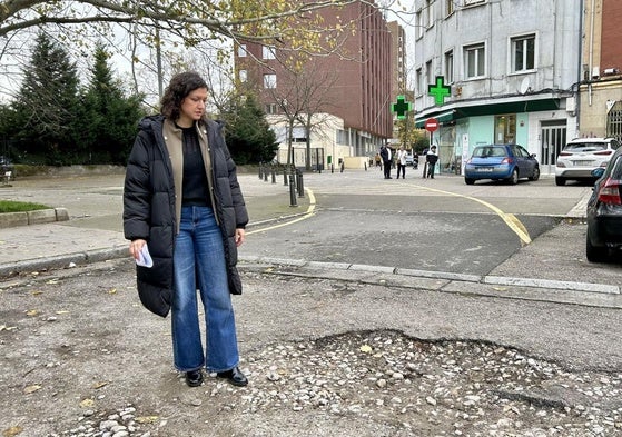 La concejala de Fomento muestra el deficiente estado de la zona en la que se intervendrá.