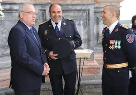 El guardia civil ponferradino, Jesús Fernández Bolaño (D), durante su etapa como jefe de la Policía Local de Caravaca (Murcia), junto a otro mando y el exalcalde.