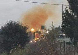 Imagen de la nube de humo de color anaranjado este miércoles, 11 de diciembre, en la empresa Aceros Roldán de Santo Tomás de las Ollas.