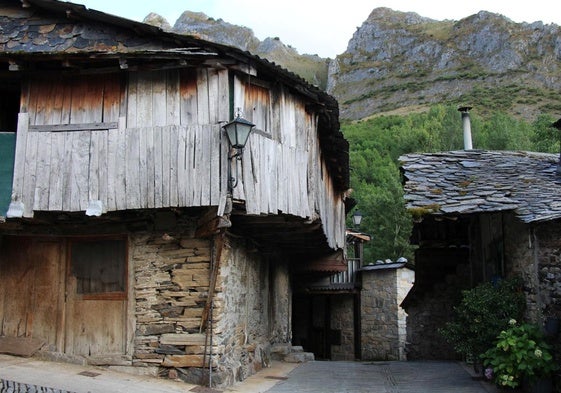 Imagen del pueblo medieval del Bierzo que invita a conocer la revista Viajar.