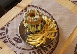 Donut Burger del restaurante Downtown de Cerveza Castreña