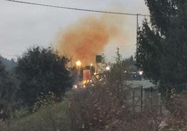 Nube de humo anaranjado que salió el miércoles 11 de diciembre de las chimeneas de Aceros Roldán.