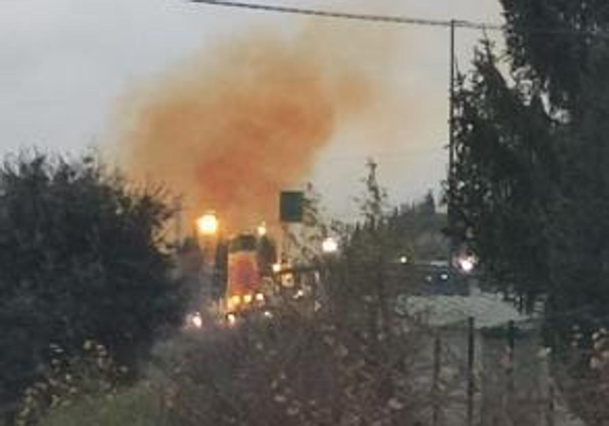 Nube de humo anaranjado que salió el miércoles 11 de diciembre de las chimeneas de Aceros Roldán.