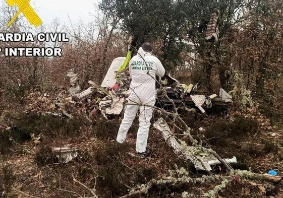 El equipo de criminalística de la Guardia Civil junto a los restos de la avioneta siniestrada.