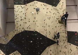 Varios aficionados practican la escalada en el rocódromo municipal de Ponferrada.