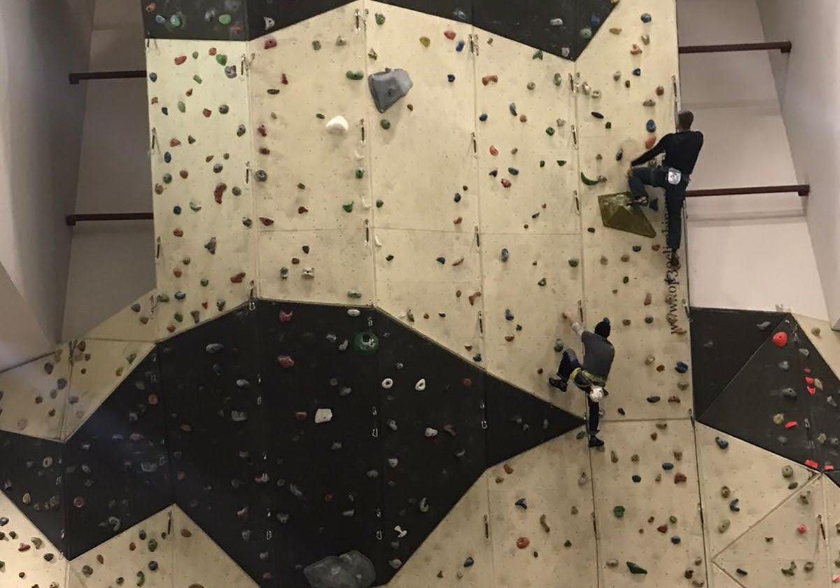 Varios aficionados practican la escalada en el rocódromo municipal de Ponferrada.