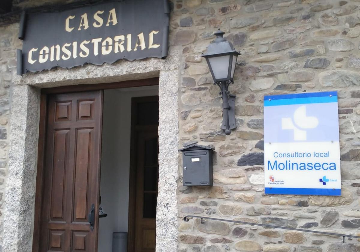 Imagen del Ayuntamiento y el consultorio médico de Molinaseca.