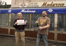 Los dueños del bar Moderno de Columbrianos celebran el décimo vendido del cuarto premio del sorteo de Navidad.