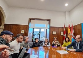 Imagen de la reunión de los vecinos del casco antiguo con el alcalde de Ponferrada.