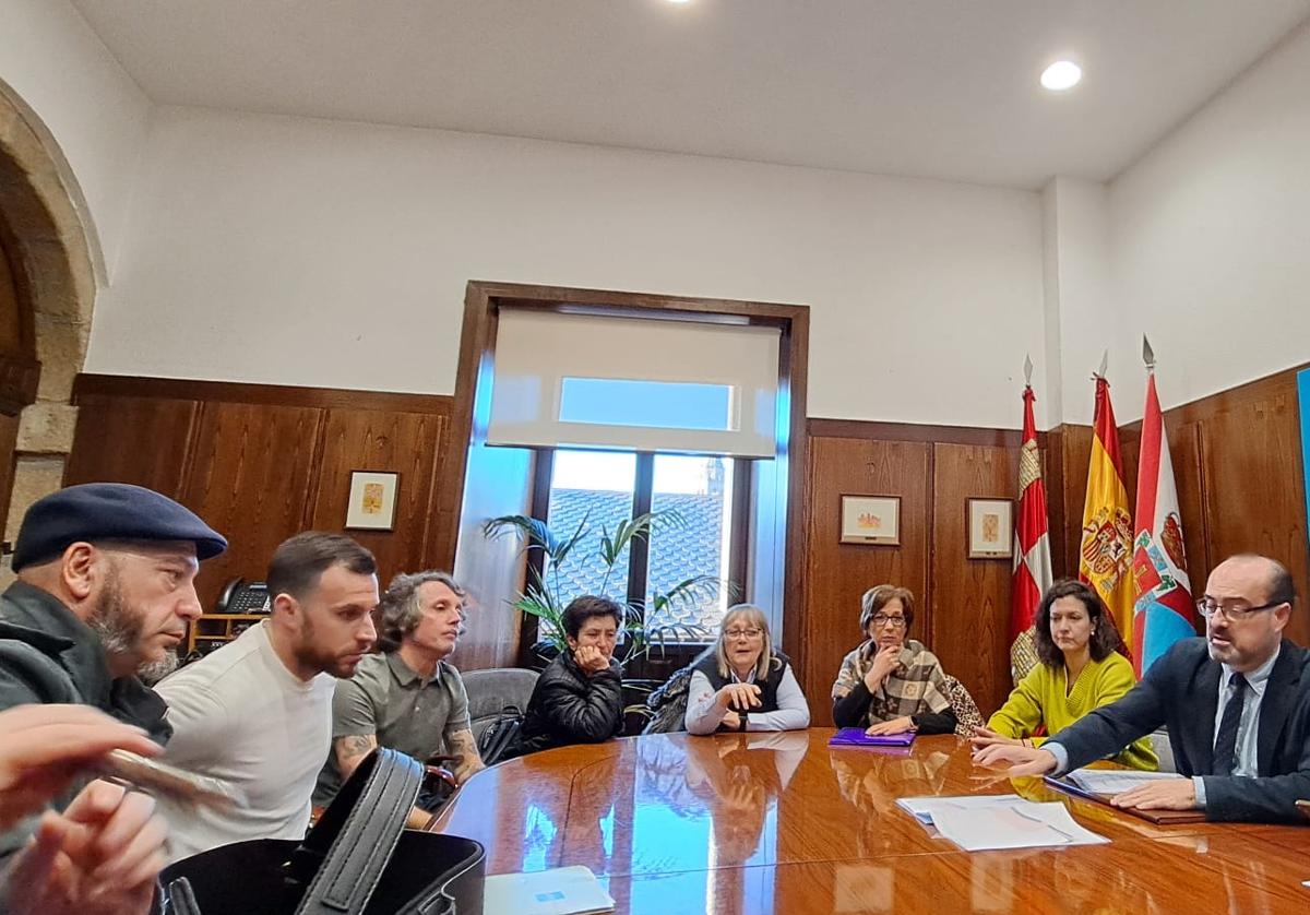 Imagen de la reunión de los vecinos del casco antiguo con el alcalde de Ponferrada.