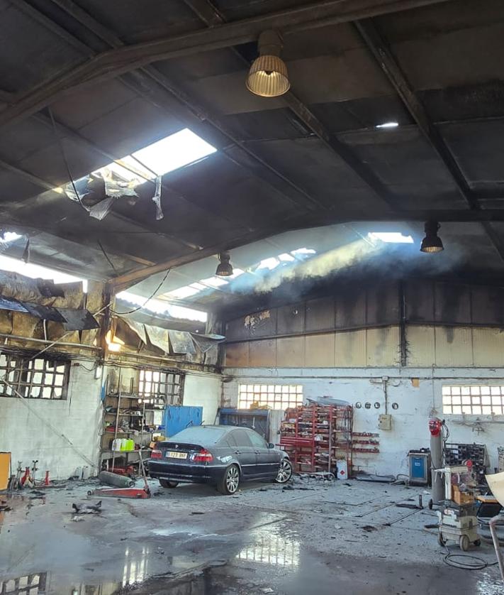 Imagen secundaria 2 - Los bomberos de Ponferrada sofocaron las llamas del fuego que calcinó la nave anexa al taller.