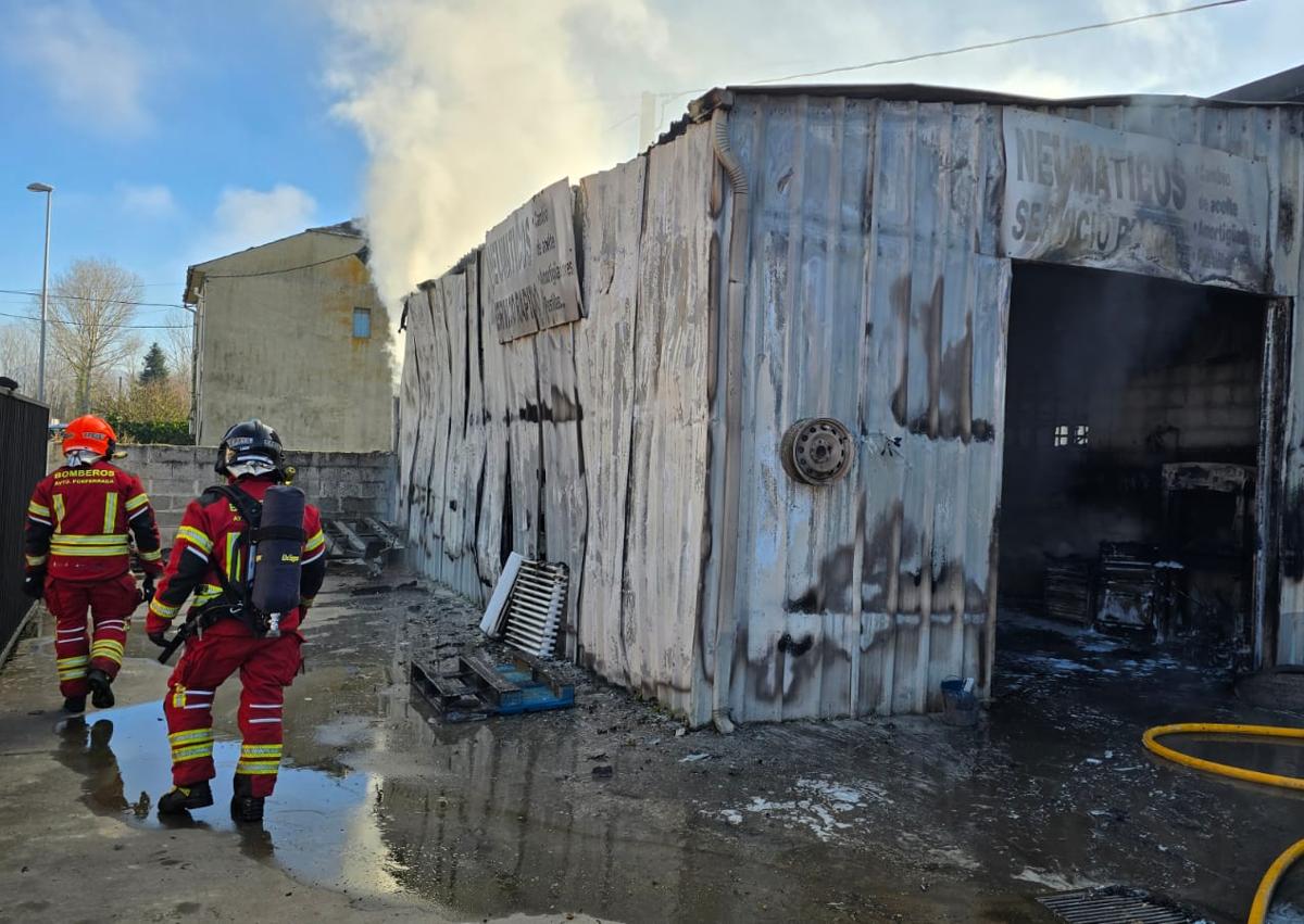 Imagen secundaria 1 - Los bomberos de Ponferrada sofocaron las llamas del fuego que calcinó la nave anexa al taller.