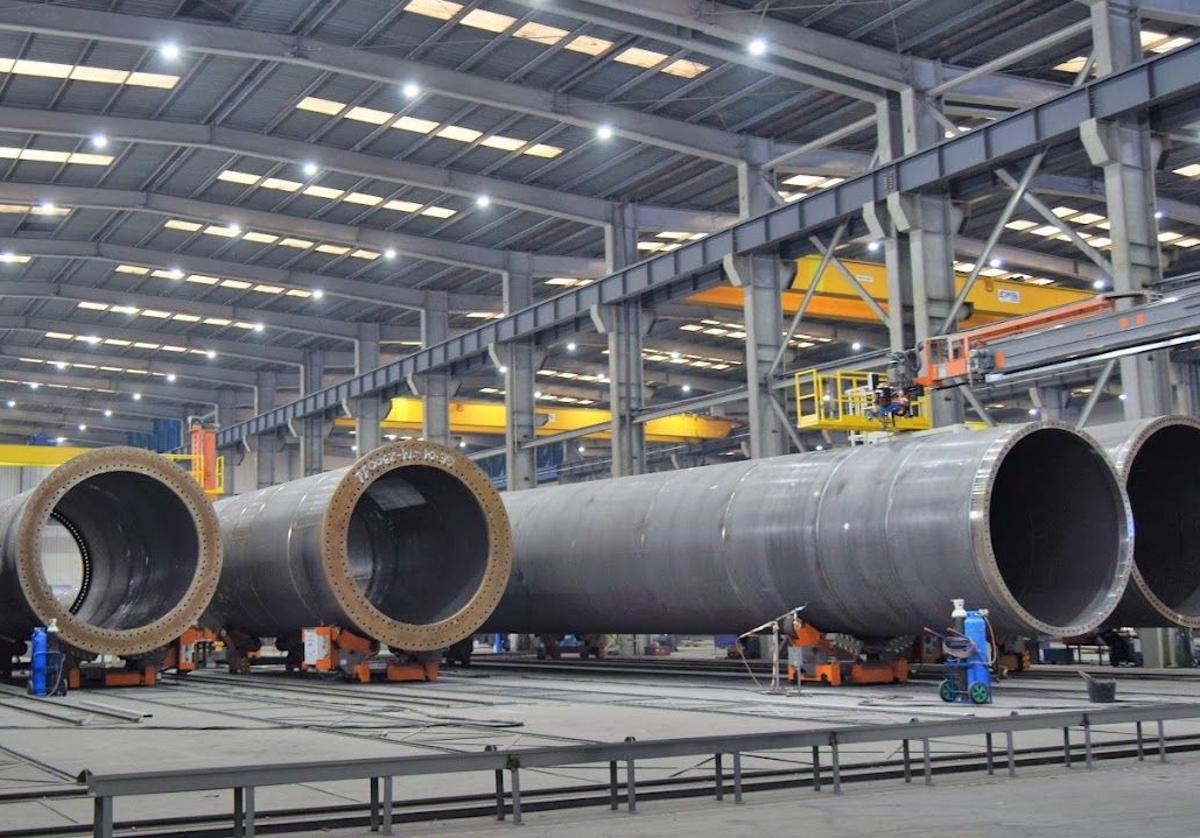 Imagen de las instalaciones de la planta de fabricación de torres eólicas de Emobi en Ponferrada.