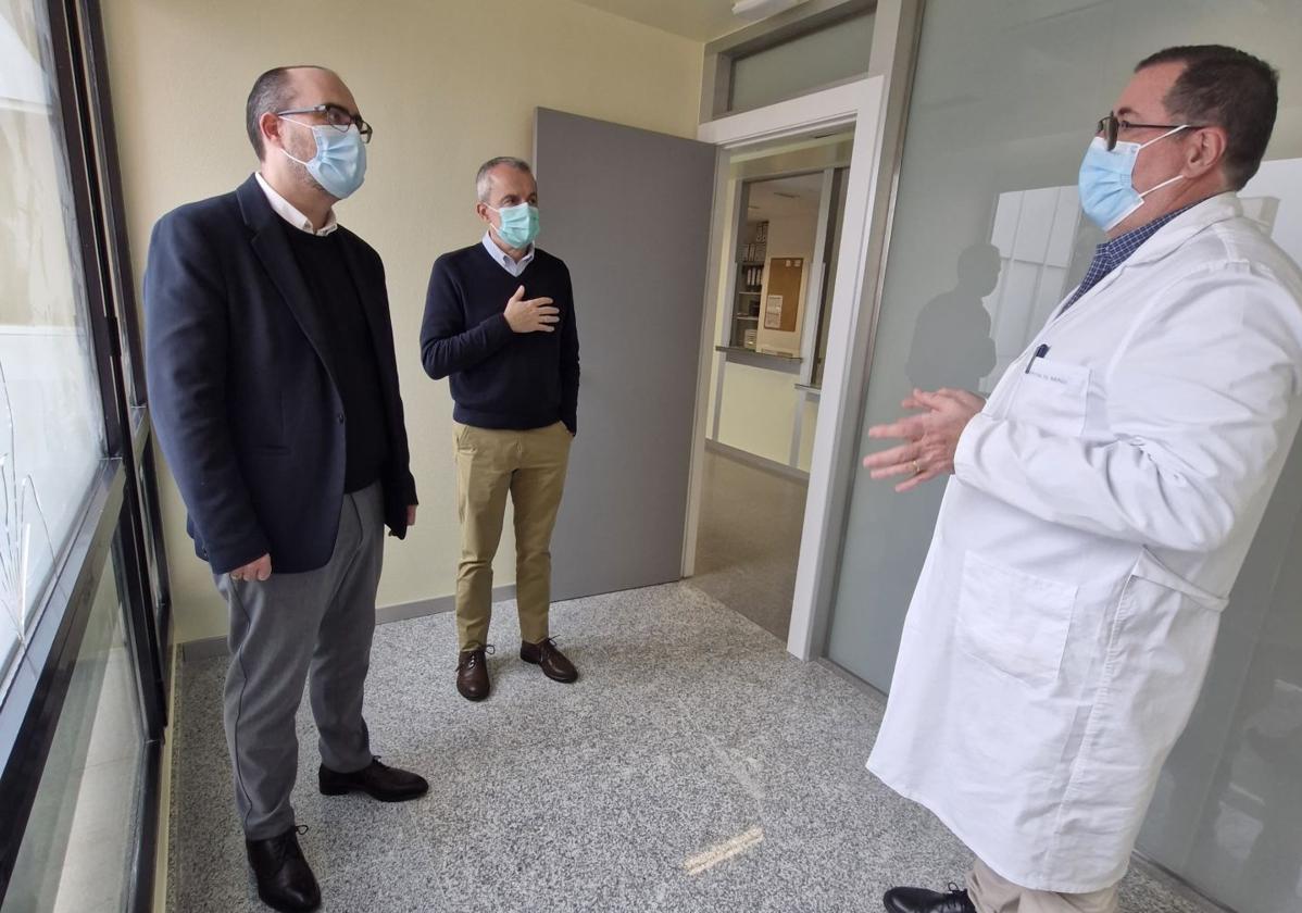 El alcalde de Ponferrada (I) conversa con el gerente de la Gasbi (D) en la visita al área de Oncología del Hospital del Bierzo.