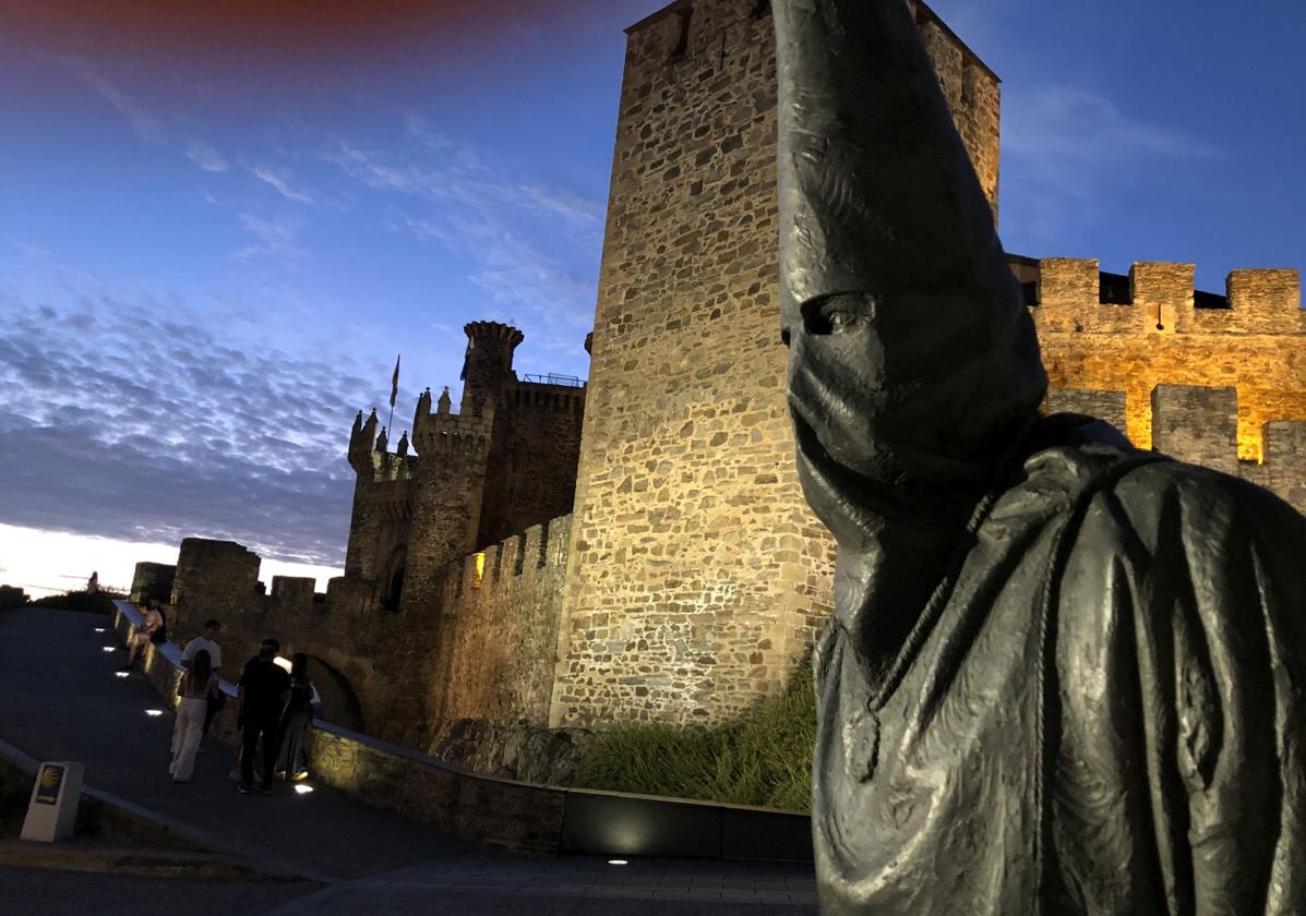 Imagen de la escultura de Ponferrada que asusta a los visitantes estadounidenses.