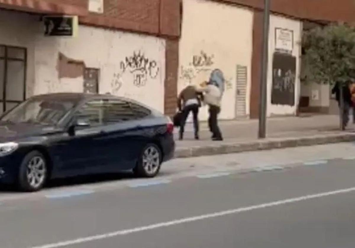 Imagen de la agresión al secretario general del PSOE en Ponferrada y presidente del Consejo Comarcal del Bierzo, Olegario Ramón.