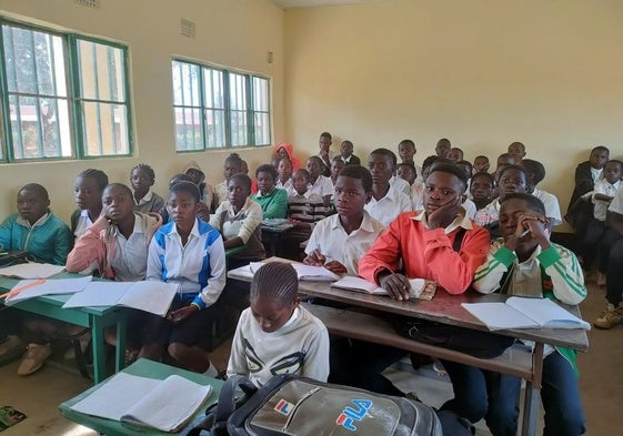 Alumnos escolarizados en las nuevas aulas construidas en Kilela Balanda (Congo).