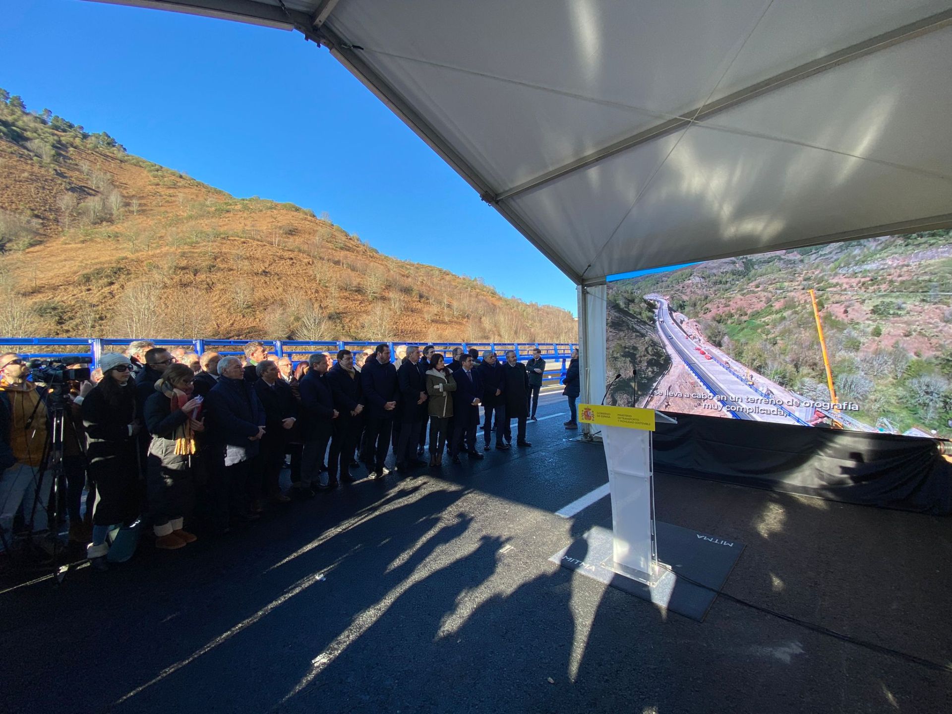 Reapertura del nuevo viaducto de 'El Castro' de la A-6 sentido A Coruña y del segundo carril de la calzada en sentido Madrid.