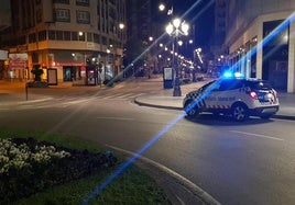 Imagen de una patrulla de la Policía Municipal en la Plaza Lazúrtegui de Ponferrada.