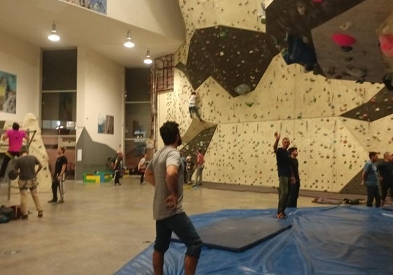 Los aficionados a la escalada retomaron sus entrenamientos en el rocódromo municipal con la calefacción en funcionamiento.