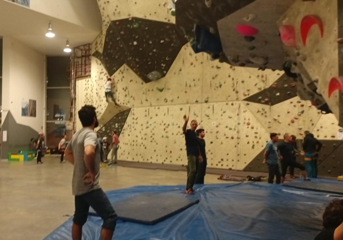 Los aficionados a la escalada retomaron sus entrenamientos en el rocódromo municipal con la calefacción en funcionamiento.