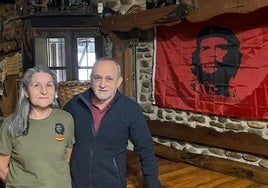 Álvaro y Julia junto a la bandera del Che que ha presidido la taberna que han regentado en Carracedelo durante 37 años.