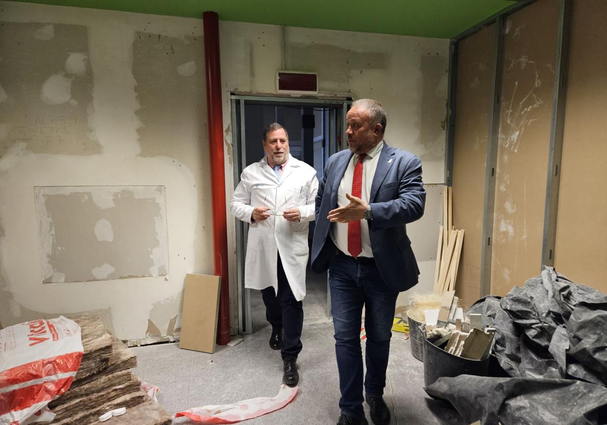 El presidente de la Diputación junto al gerente de la Gasbi, en su avisita las obras de la nueva área de Rehabilitación y Radioterapia del Hospital del Bierzo.